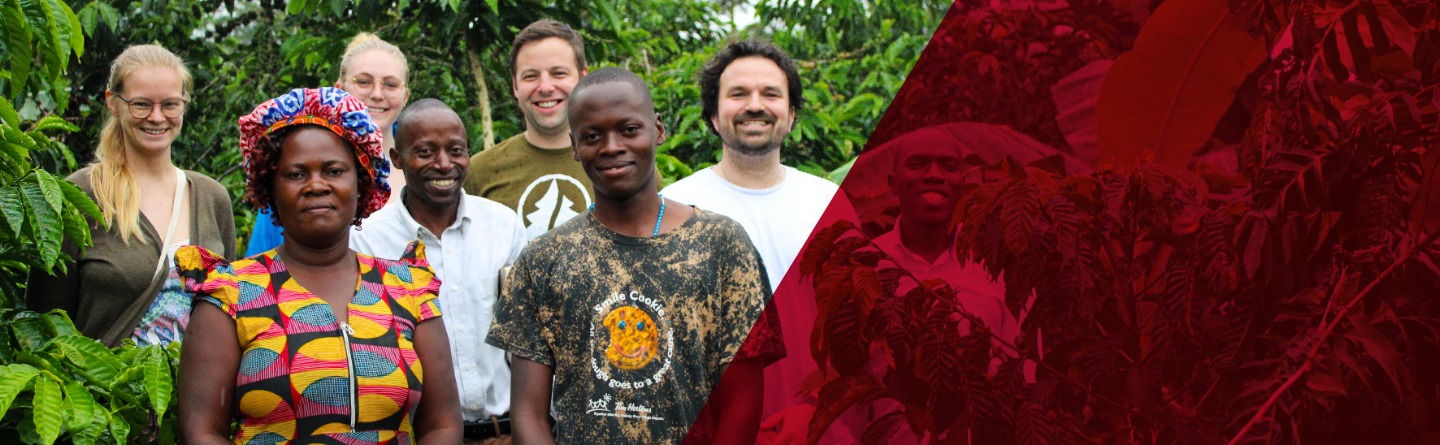 bbw Geschäftsbereich International Eine Gruppe von Menschen unterschiedlicher Herkunft steht lächelnd vor grüner Vegetation. Eine rote Fläche überlagert teilweise das Bild.